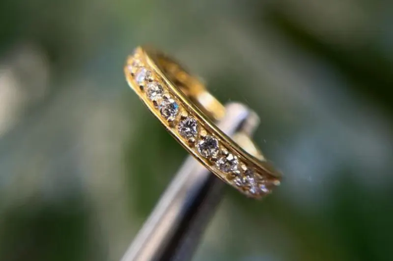 Goldener Piercingschmuck im Beautyrella Studio Berlin