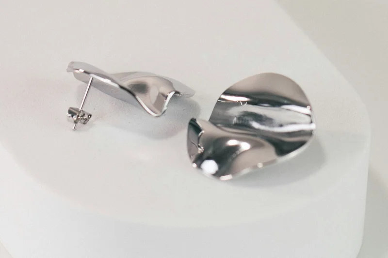 Labret-Stäbe unterschiedlicher Länge zur Erklärung des Piercing-Downsizings