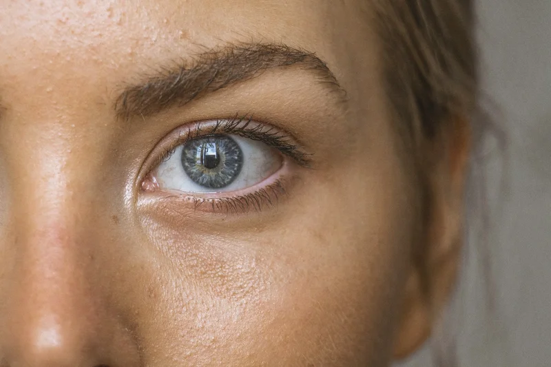 Fein pigmentierte Powder Brows unmittelbar nach der Behandlung