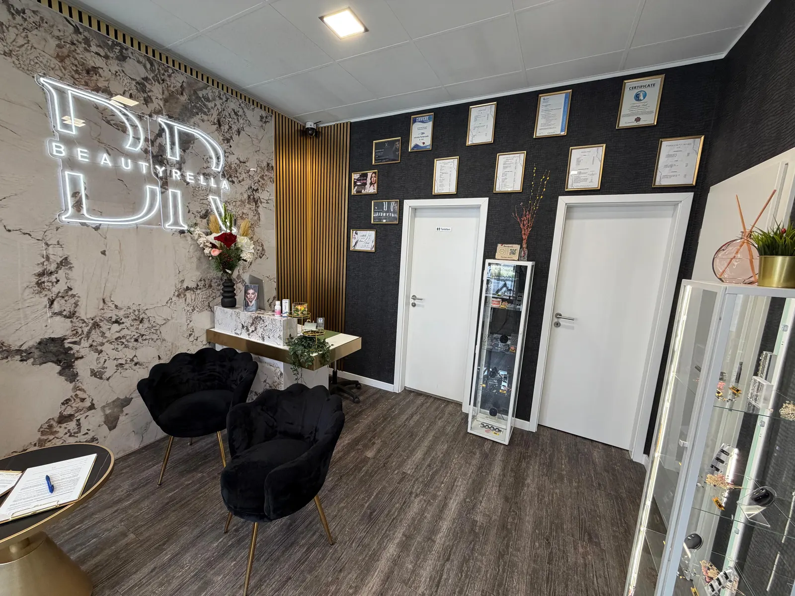 Empfang und Wartebereich im Beautyrella Studio Berlin