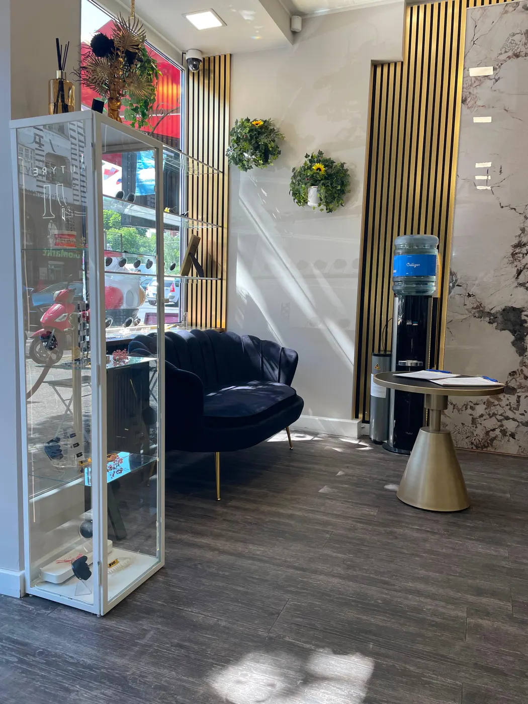 Heller Wartebereich im Beautyrella Studio Berlin-Kreuzberg