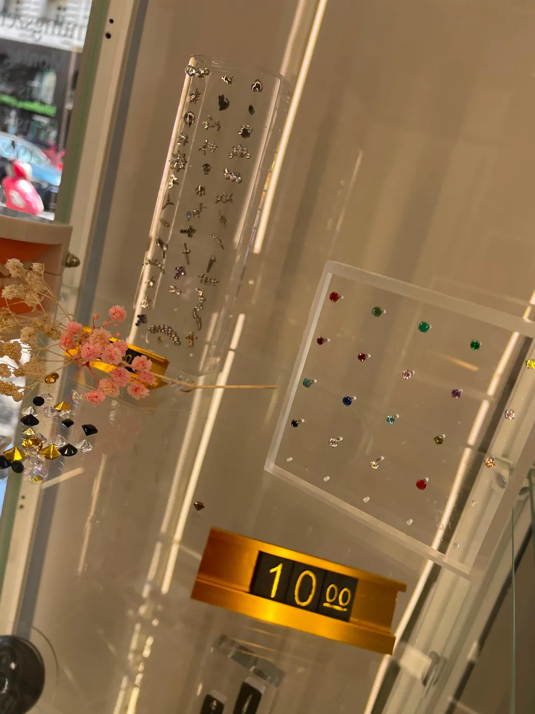 Titan-Piercing-Schmuck in verschiedenen Farben und Formen