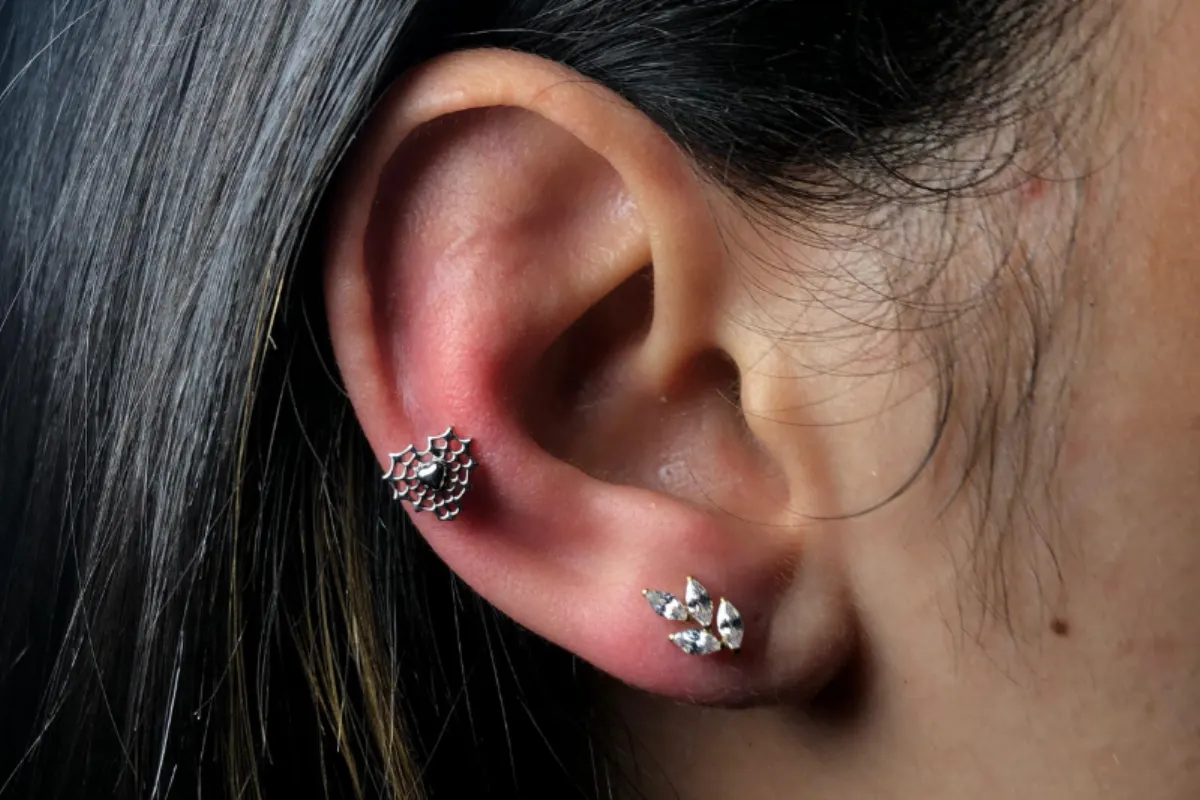 Professionelle Piercing-Schmuckauswahl während der Piercing Schulung in Berlin