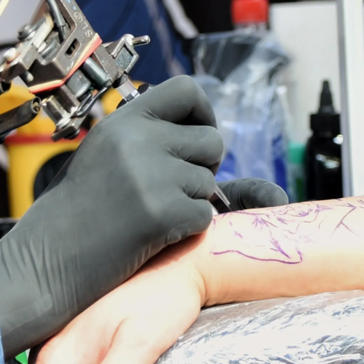 Praktische Tattoo-Übung während der Tattoo Schulung in Berlin